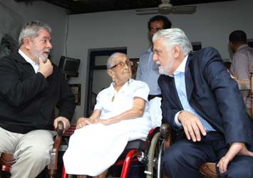 Lula vai a Santo Amaro visitar D. Canô