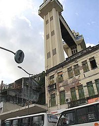Quatro cabines do Elevador Lacerda continuam sem funcionar