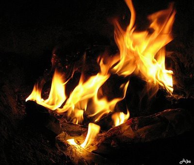 Incêndio atinge quatro casas na Saúde
