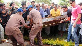 Torcedores e amigos estiveram no velório de Sócrates