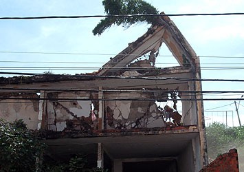 Lajes desabam e uma pessoa fica presa aos escombros na Barra