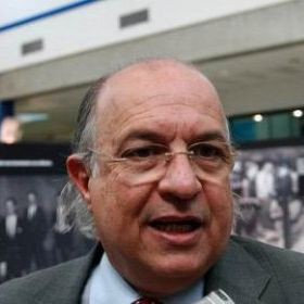Ex-ministro diz que Lula deve retomar atividade política em março